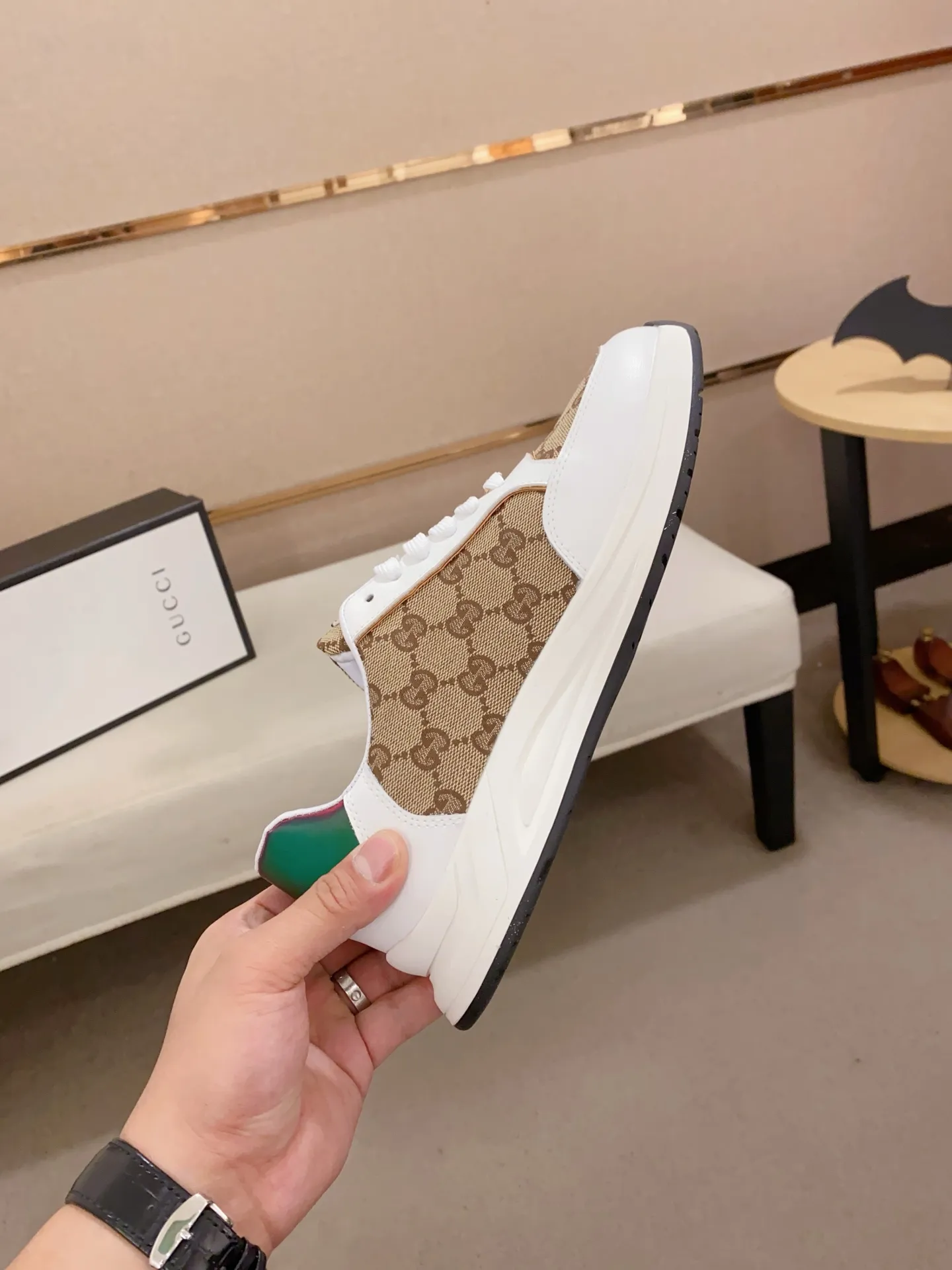 Men's shoes💰 420💰The new GUCCI (Gucci) counters are launched simultaneously. The new men's shoes, 😘fabrics are selected from imported cowhide, and the lining is sheepskin lining. 👍🏿 High-end ☄️ air-cushion molded anti-slip rubber outsole, exquisite lines, simple and elegant, comfortable and high-end for leisure travel. Code number: 38 to 44 (45 can be customized and cannot be returned or exchanged)